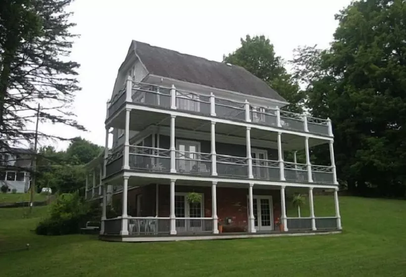 Hotelli Benn Conger Inn