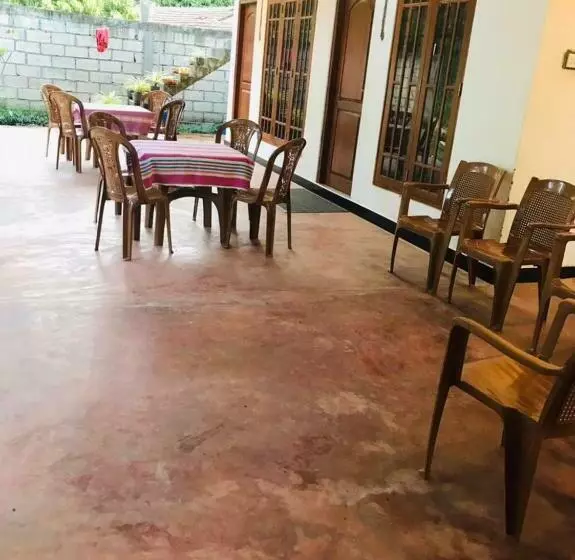 ホテル Udawalawe Safari Lodge