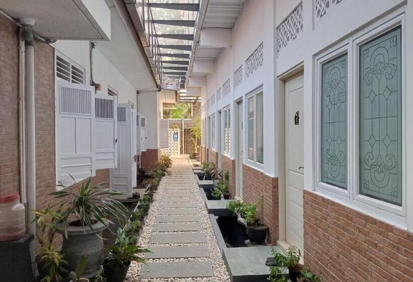 Pensionat Bu Sepuh Guesthouse