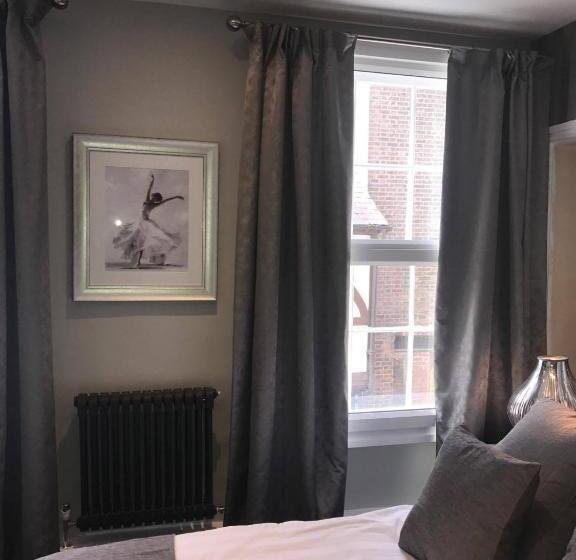 هتل Lil's On The Waterfront