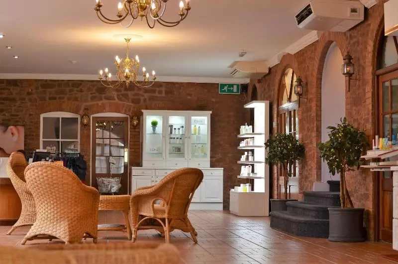 Vidéki Szálló Cedar Falls Health Spa