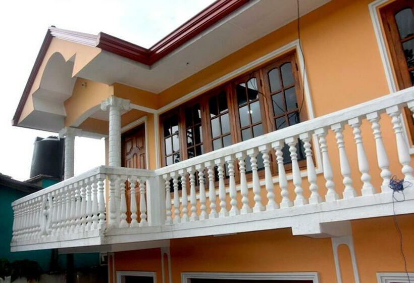 Pension (Hôtel basse catégorie) Train View Villa