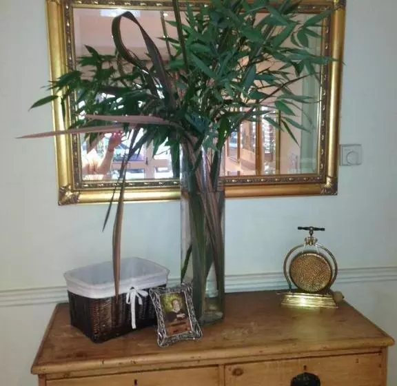Stapehill Lodge B&b