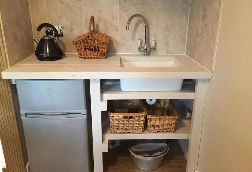 Stapehill Lodge B&b