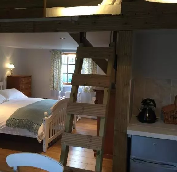 Stapehill Lodge B&b