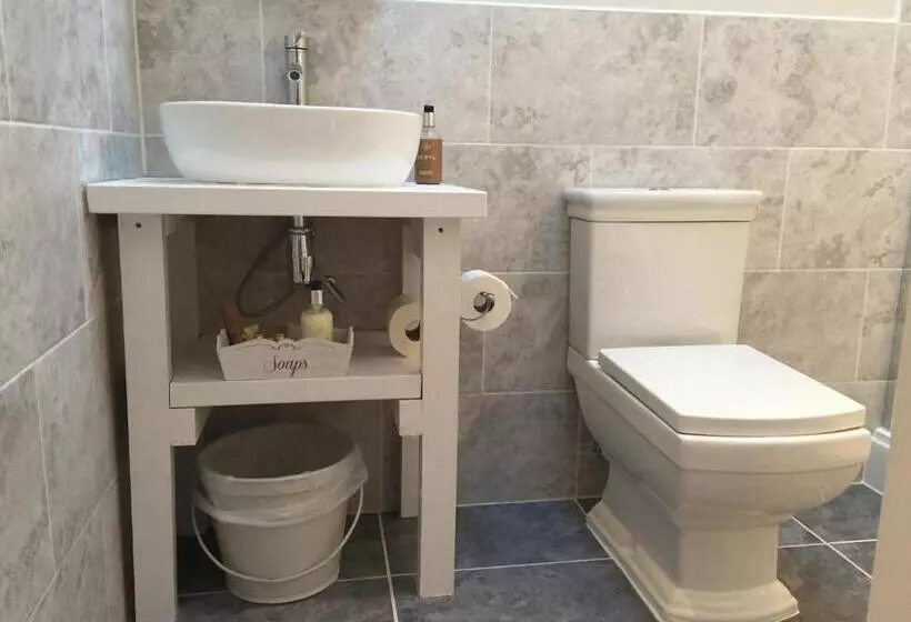 Stapehill Lodge B&b