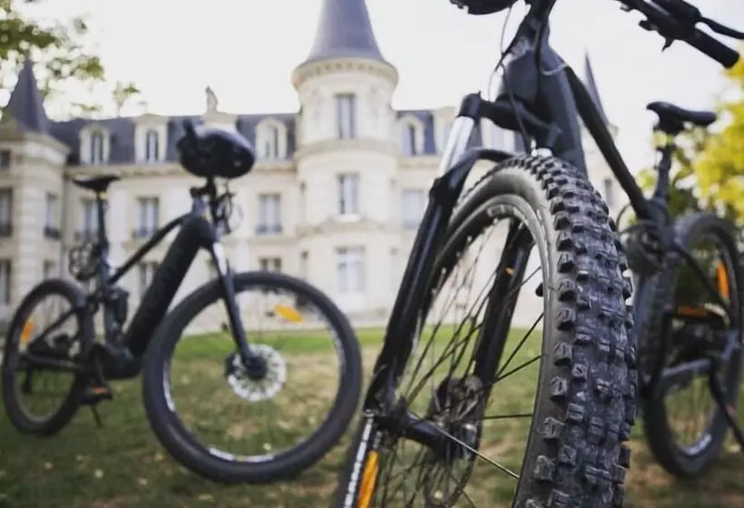 Aamiaismajoitus (B&B) Le Chateau D Hardricourt