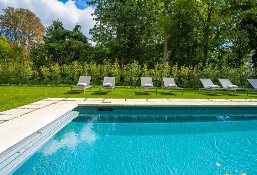 Aamiaismajoitus (B&B) Le Chateau D Hardricourt