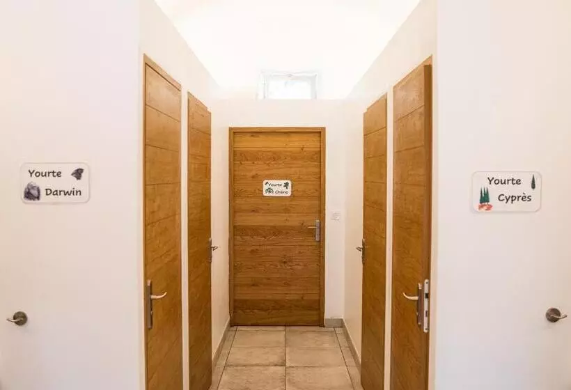 Aamiaismajoitus (B&B) Les Yourtes De Provence