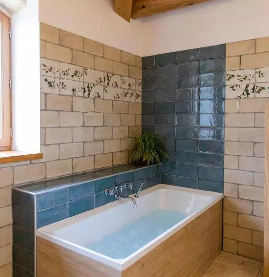 Aamiaismajoitus (B&B) Les Yourtes De Provence