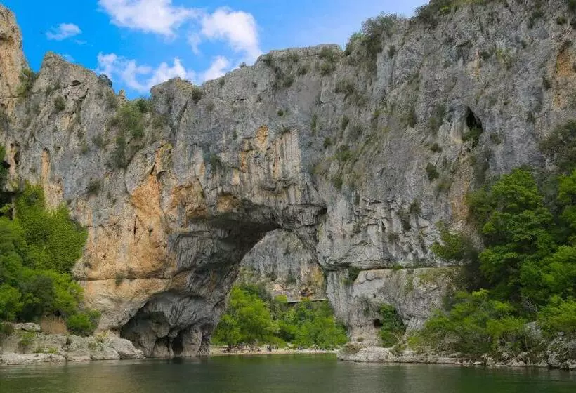 Aamiaismajoitus (B&B) Les Yourtes De Provence