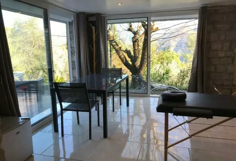 Aamiaismajoitus (B&B) Villa Charlene