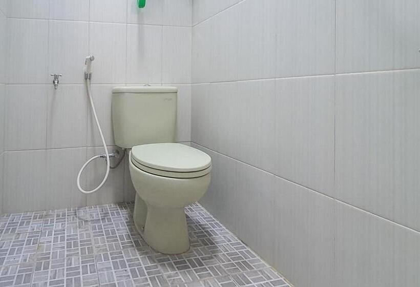 Hotel Angrumba Family Homestay Near Rsud Caruban Mitra Reddoorz