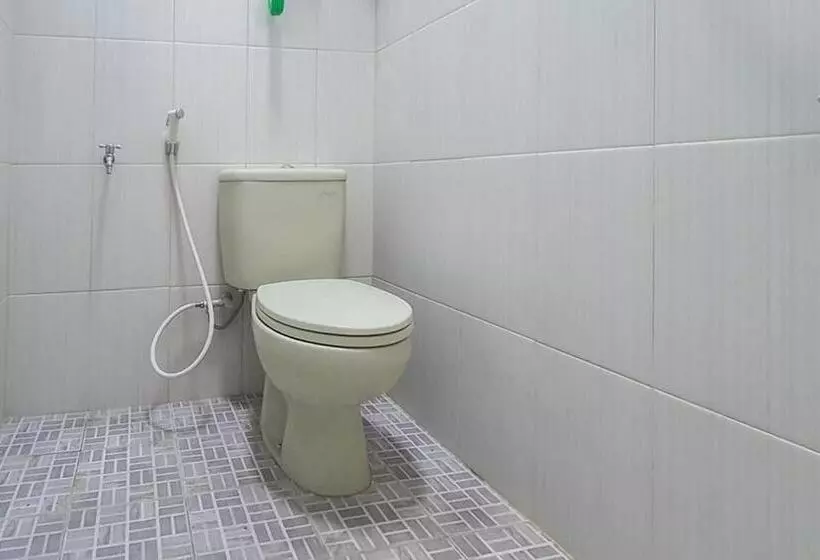 Hotelli Angrumba Family Homestay Near Rsud Caruban Mitra Reddoorz