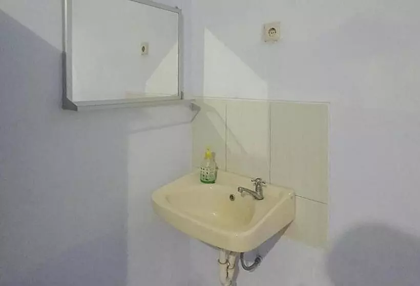 Hotelli Angrumba Family Homestay Near Rsud Caruban Mitra Reddoorz