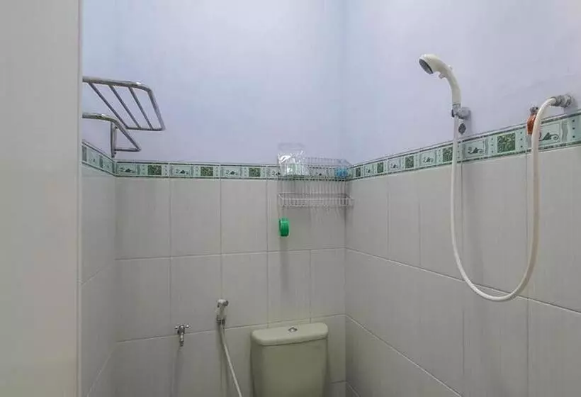 Hotelli Angrumba Family Homestay Near Rsud Caruban Mitra Reddoorz