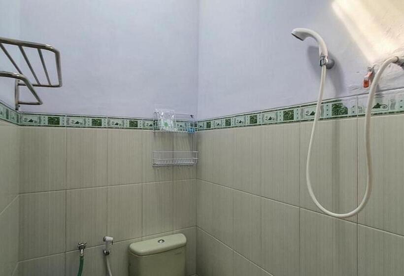 Hotel Angrumba Family Homestay Near Rsud Caruban Mitra Reddoorz