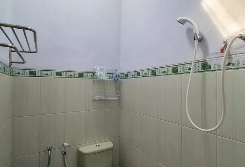 Hotelli Angrumba Family Homestay Near Rsud Caruban Mitra Reddoorz