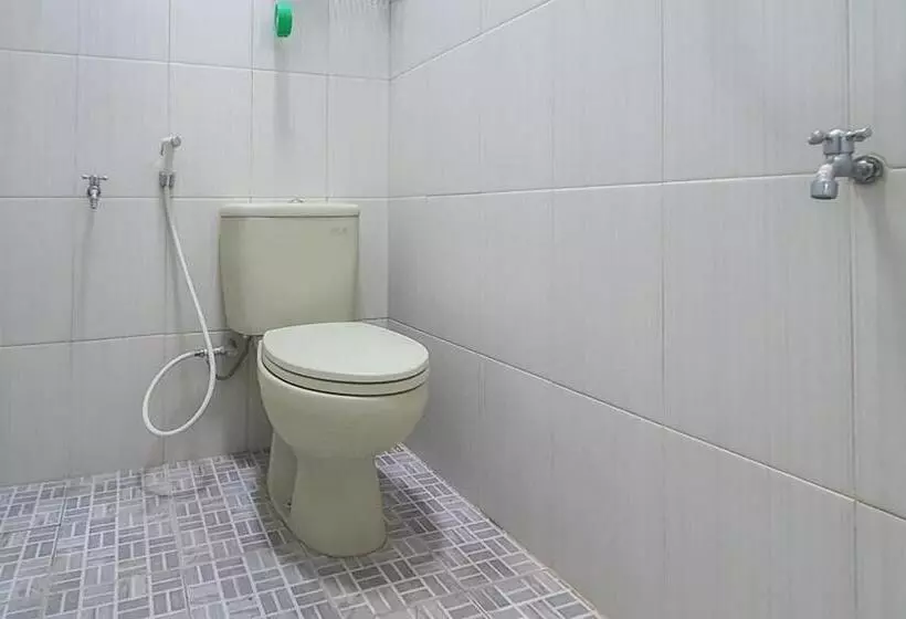 Hotelli Angrumba Family Homestay Near Rsud Caruban Mitra Reddoorz