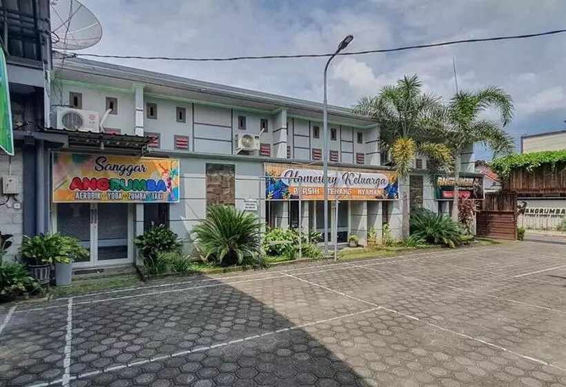 Hotelli Angrumba Family Homestay Near Rsud Caruban Mitra Reddoorz