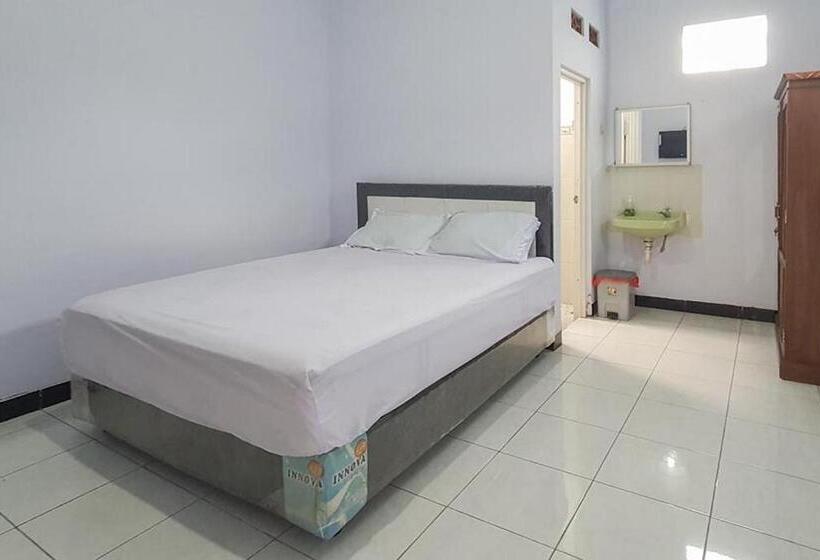 Hotel Angrumba Family Homestay Near Rsud Caruban Mitra Reddoorz