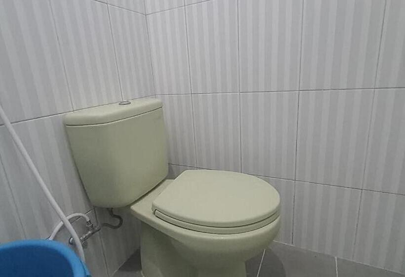 Hotel Angrumba Family Homestay Near Rsud Caruban Mitra Reddoorz