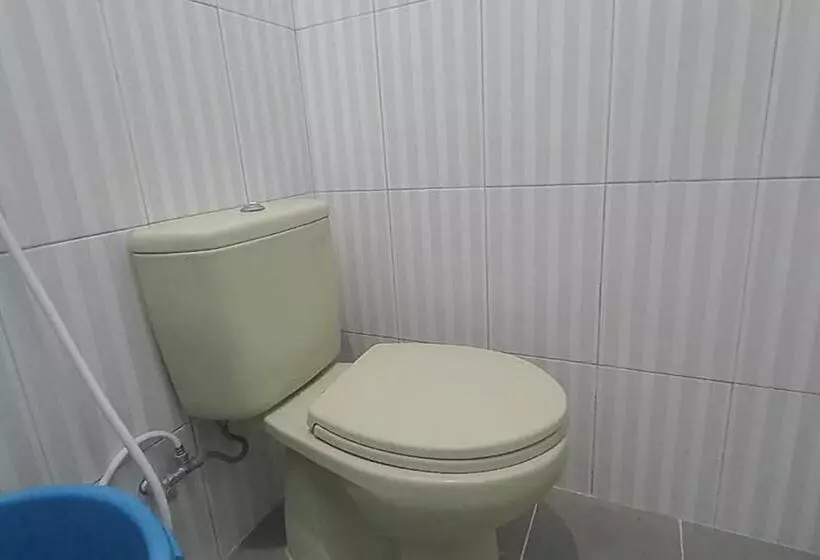 Hotelli Angrumba Family Homestay Near Rsud Caruban Mitra Reddoorz