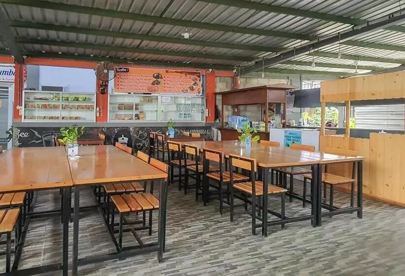 Hotelli Angrumba Family Homestay Near Rsud Caruban Mitra Reddoorz