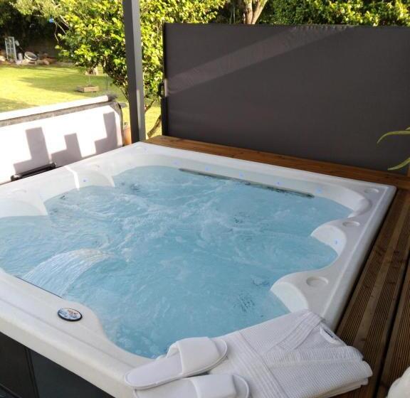 مبيت وإفطار La Jacarandière