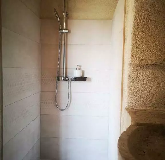 Aamiaismajoitus (B&B) Le Cabanon De Gourdon Bergerie Rénové En Pierre Vue Mer