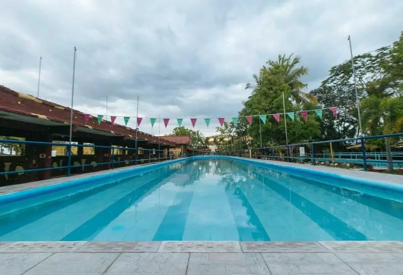 Hotelli Reddoorz @ Goldland Spring Resort Urdaneta City