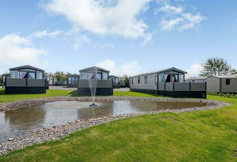 منتجع Green Meadows Country Park