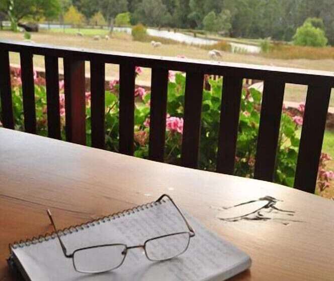 فندق Clover Cottage Country Retreat