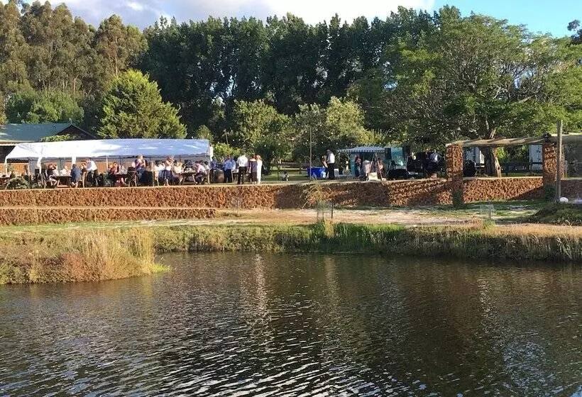 Hotelli Clover Cottage Country Retreat