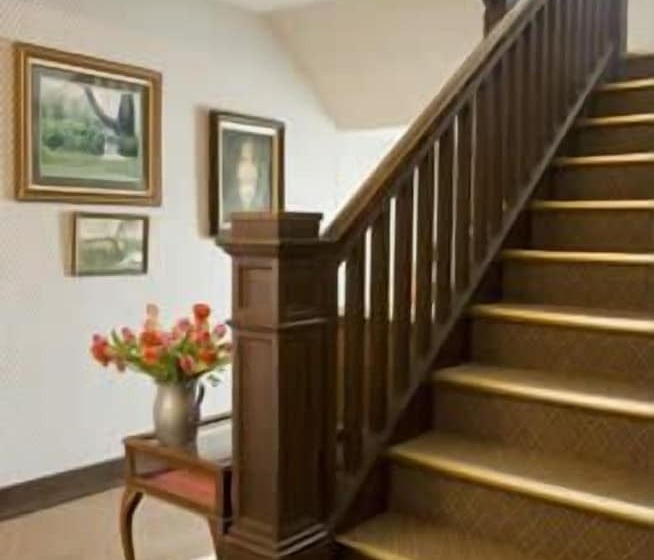 Отель Crestmont Inn