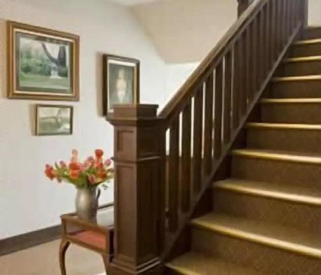 Hotelli Crestmont Inn