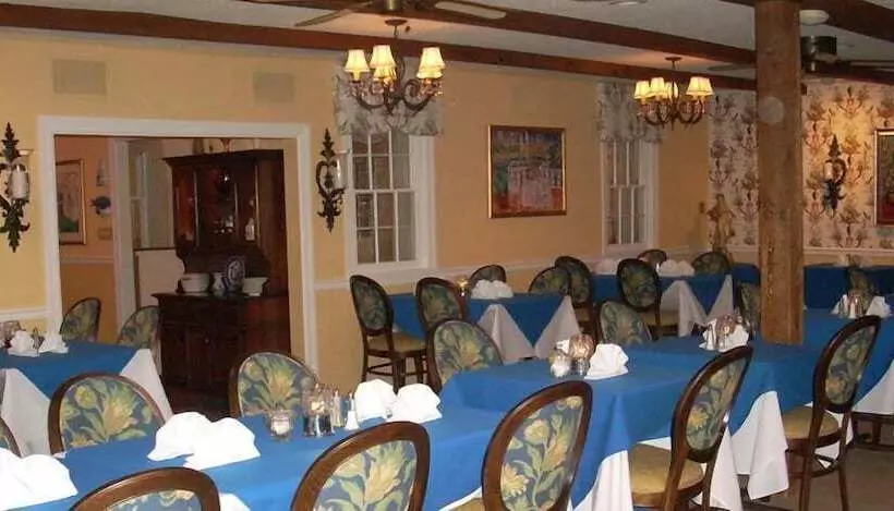 Hotelli Crestmont Inn