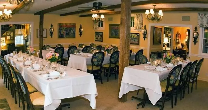 Hotelli Crestmont Inn