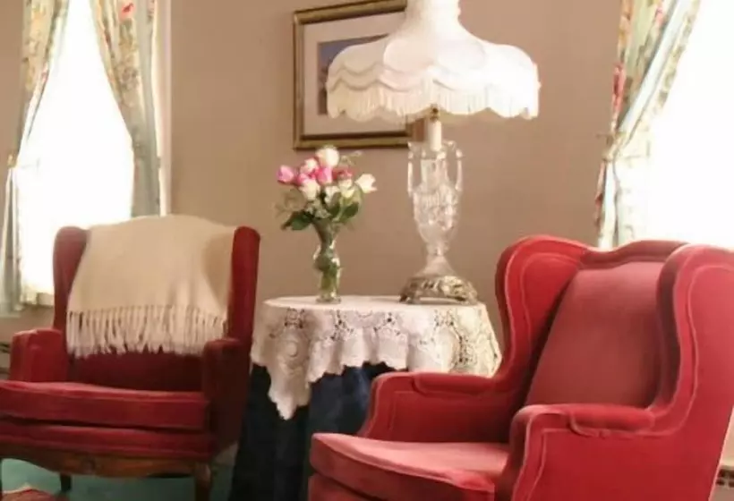 Hotelli Crestmont Inn