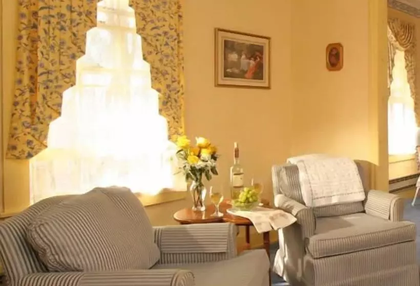 Hotelli Crestmont Inn