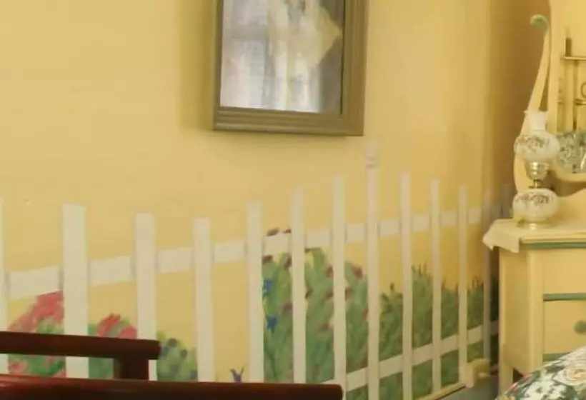 Hotelli Crestmont Inn