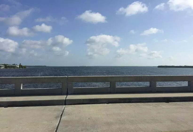 Hotelli Old Wooden Bridge Resort & Marina