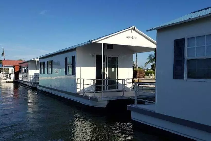 Hotelli Old Wooden Bridge Resort & Marina