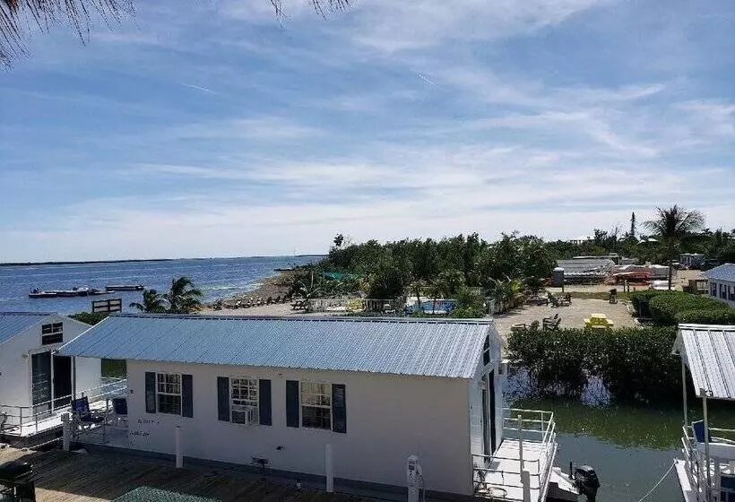 Hotelli Old Wooden Bridge Resort & Marina