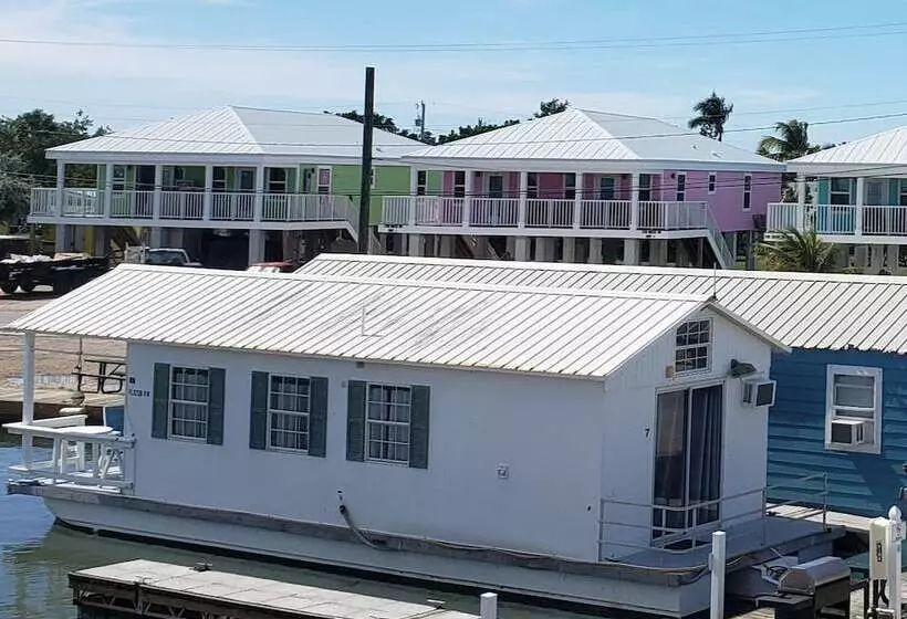 Hotelli Old Wooden Bridge Resort & Marina