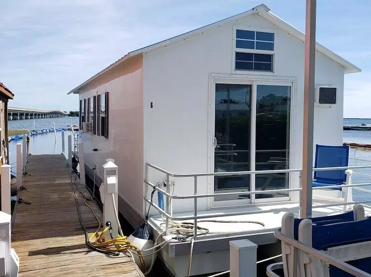 Hotelli Old Wooden Bridge Resort & Marina