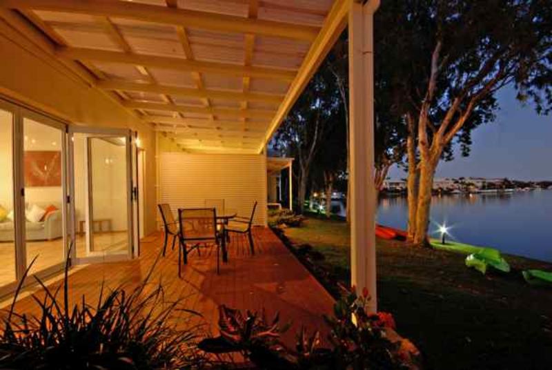 Отель Noosa Entrance Waterfront Resort