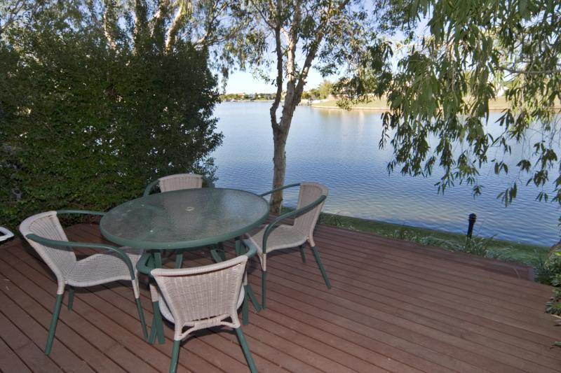 Отель Noosa Entrance Waterfront Resort