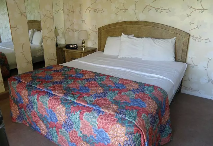 Отель The Inn At Silver Lakes