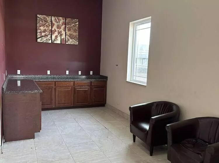 Мотель B More Inn